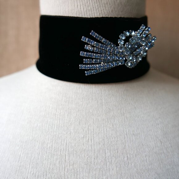 Vintage Blue Rhinestone Bow Brooch - Picture 5 of 6